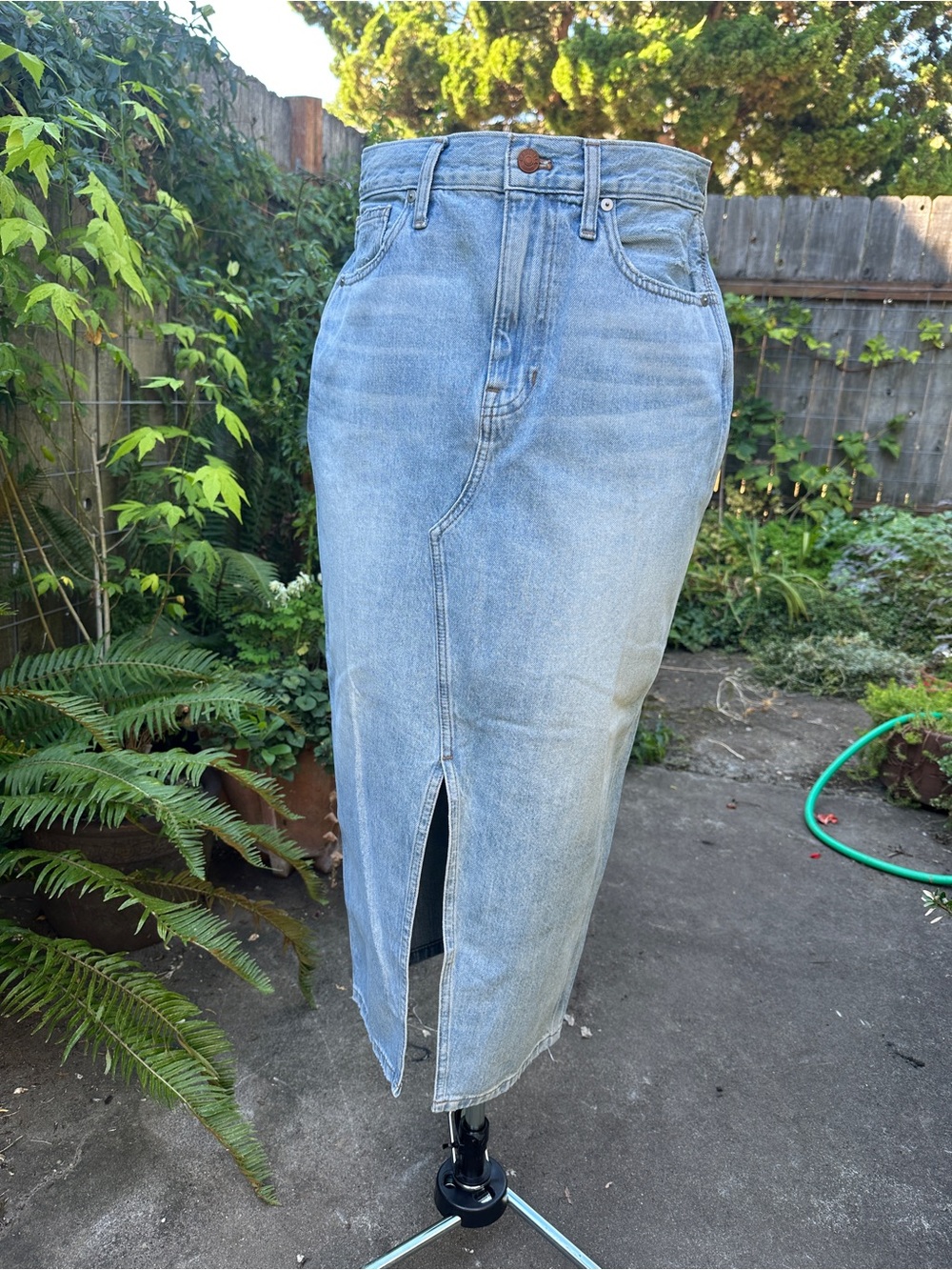 NWT Madewell Denim Front-Slit Midi Skirt - Light Wash Size 28